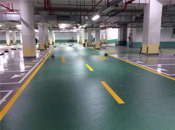天冷了，也會干擾到停車場環(huán)氧地坪施工的進程