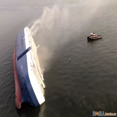 突發(fā)！載四千輛汽車滾裝船傾覆！船體仍在傾斜中